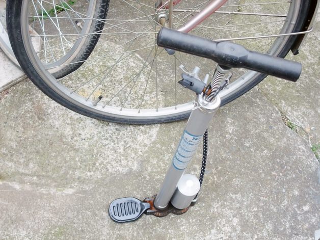コンパクトでパワフル。自転車・バイク用の足踏み式空気入れ「BAL フットポンプ スーイスイ No.1921」レビュー 5 bicycle inflating photoac r